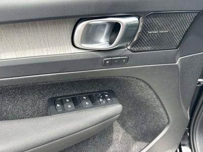 2023 Volvo XC40 Ultimate Bright Theme