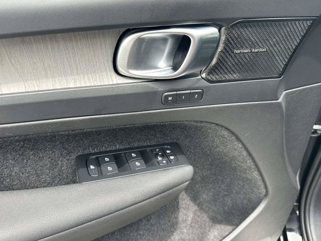 2023 Volvo XC40 Ultimate Bright Theme